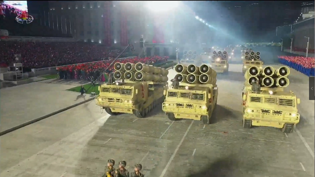 深夜朝鲜阅兵吓到我！信息量最大！满屏火箭炮和高仿美国M1坦克