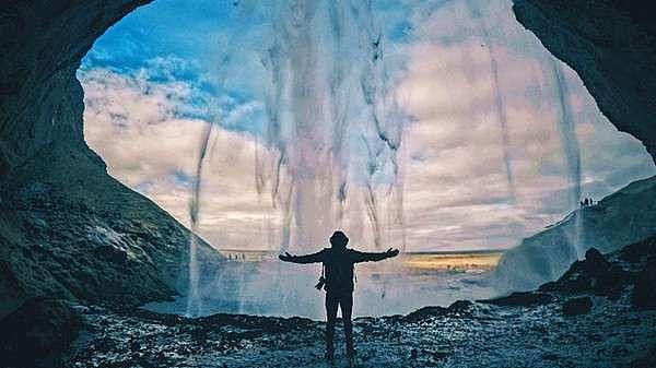一起云旅游：冰岛的这处水帘洞瀑布，媲美仙境