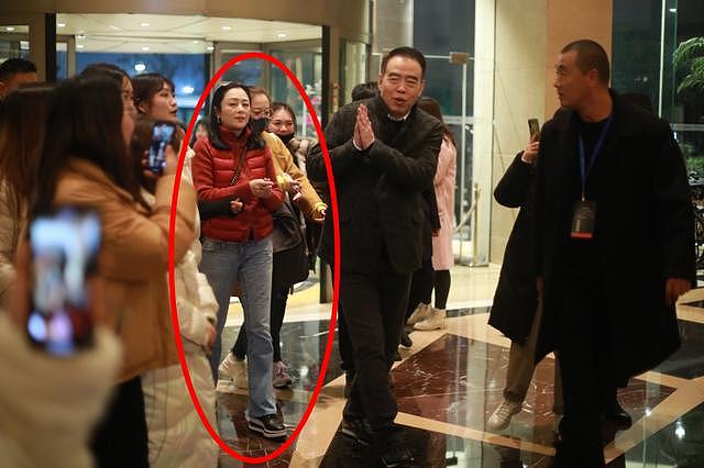 67岁陈凯歌穿黑衣成熟稳重，获女粉丝夹道欢迎，陈红紧跟眼神犀利