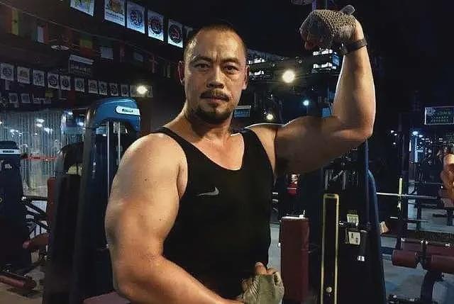 47岁的晋松肌肉碾压老外，被称“中国版巨石强森”