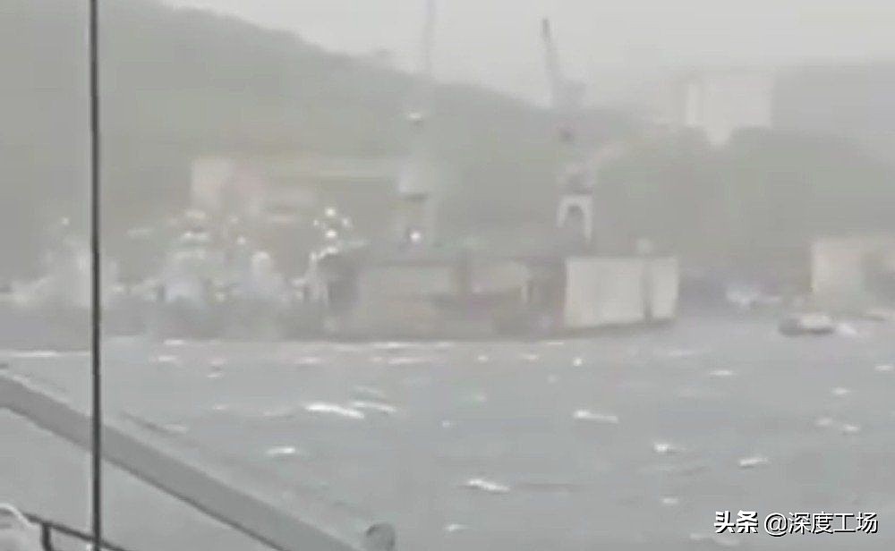 俄罗斯军港海参崴遭飓风，巨型船坞猛烈撞击：俄军7艘舰艇遭重创