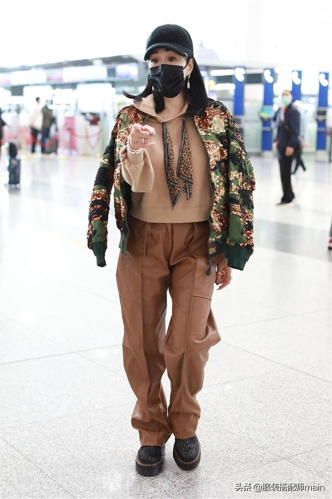 钟丽缇机场造型太尴尬，连帽卫衣配迷彩外套臃肿显壮，性感都没了