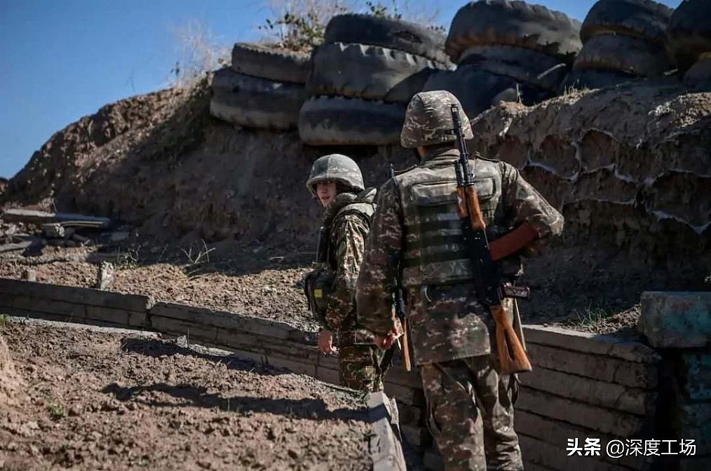 叙利亚雇佣军打头阵冲锋：阿塞拜疆士兵怕死，一打仗就躲后面趴下
