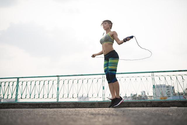 跳绳15分钟=慢跑30分钟！如何利用跳绳减肥？