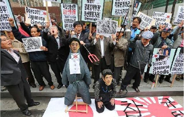 韩国造安倍下跪谢罪雕像，日本朝野大怒，日网友咆哮：要制裁韩国