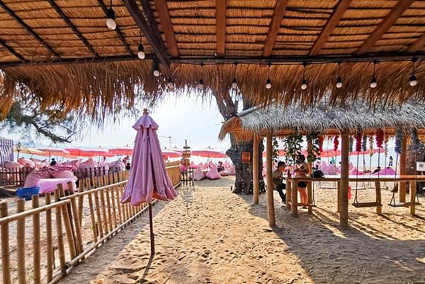 旅行看世界：泰国芭提雅梦幻沙滩咖啡厅，有机会一定要去看看