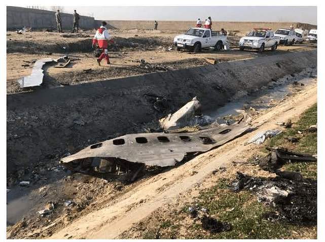 乌克兰军机坠毁近30人死伤，陷入多重困境，亲美付出沉重代价