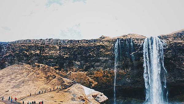 一起云旅游：冰岛的这处水帘洞瀑布，媲美仙境