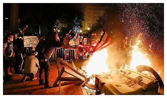 美多城市一夜大乱，民众开始暴力示威，白宫下令特殊部队直接开火