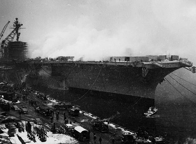 8万吨航母在船坞里燃起大火，猛烧了12小时，灌入15000吨水才扑灭