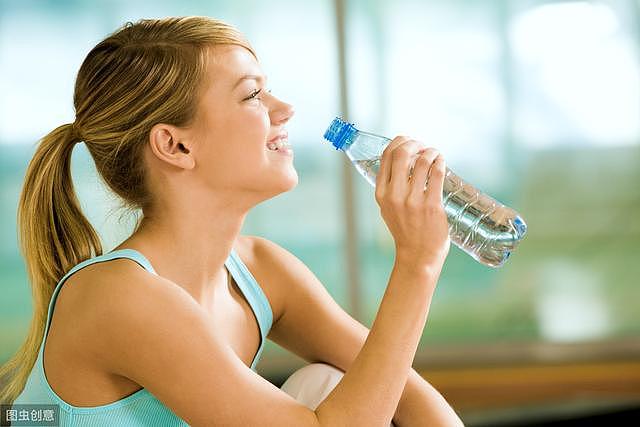 喝水能减肥吗？正确的喝水方法，坚持2个月，比别人多瘦5斤