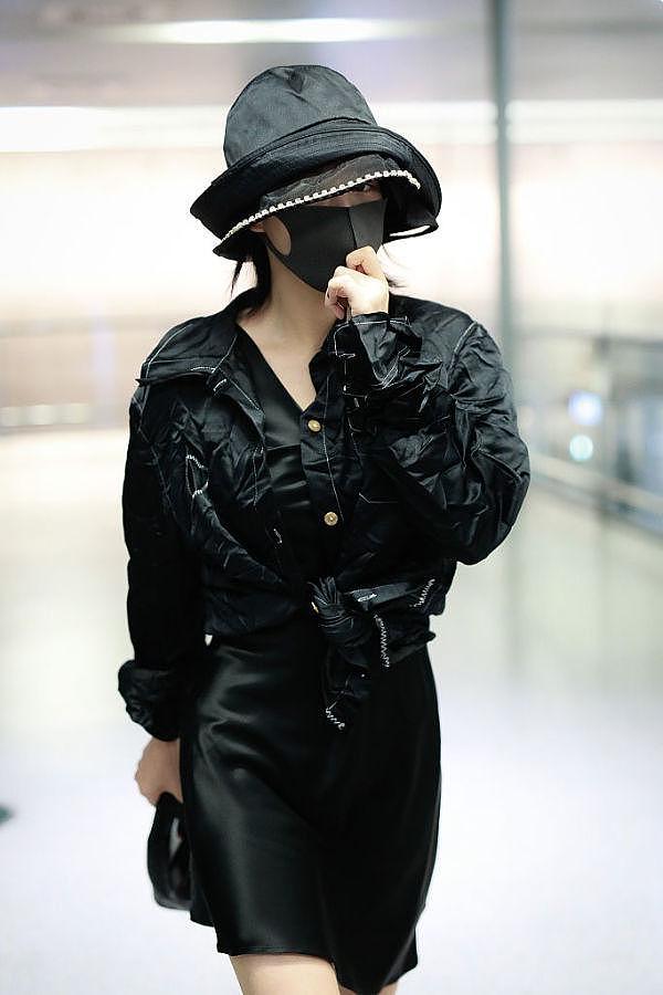 秋装搭配选对帽子太重要！张馨予穿黑裙走机场，礼帽才是画龙点睛