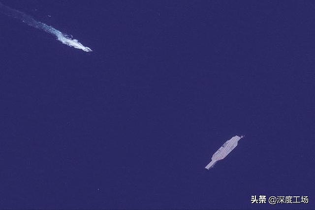 卫星发现，波斯湾骇人一幕，导弹艇加速冲向航母：突击队锁降航母