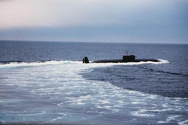 史上最快核潜艇：44节狂追美国航母，美军无奈认输：实在跑不动了