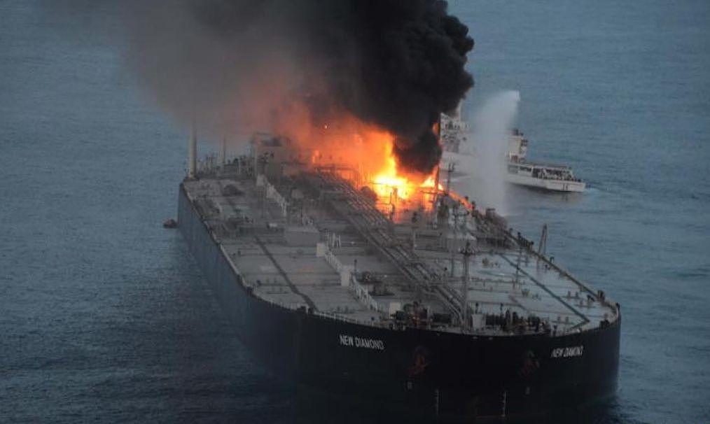 印度超级油轮燃大火，27万吨石油恐泄露，中国造护卫舰紧急救援
