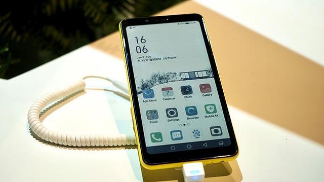 突破黑白视界 CES 2020海信发布全球首款彩色水墨屏阅读手机