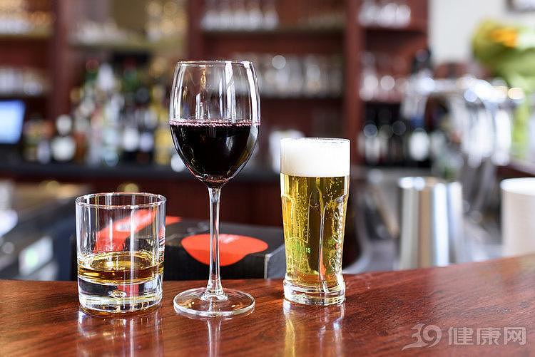 啤酒、白酒、红酒，哪种酒对身体的伤害比较大？医生告诉你实话