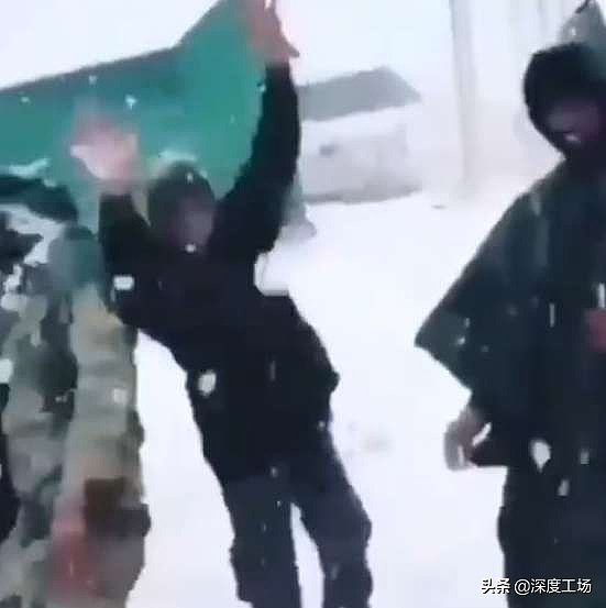印度人果然能歌善舞，山区寒冷潮湿：印军集体在雪地里手舞足蹈