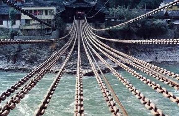 1975年重修泸定桥，“飞夺泸定桥”第一位勇士被发现：他早已病逝