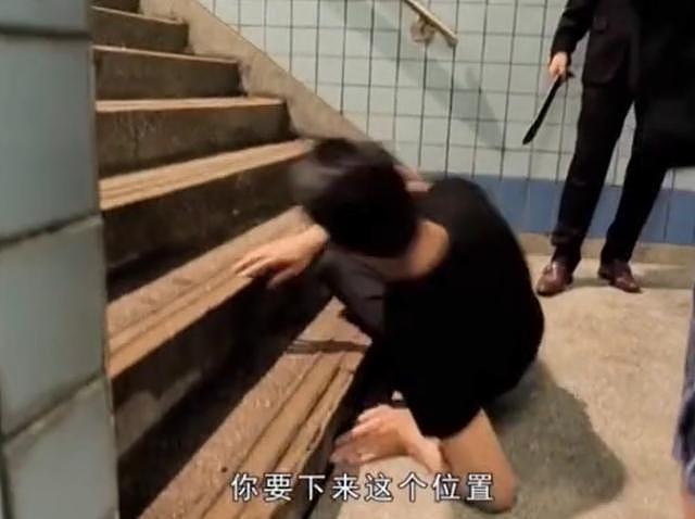 姜是老的辣！58岁刘德华穿黑T恤亲自滚楼梯，他最帅的是穿中山装