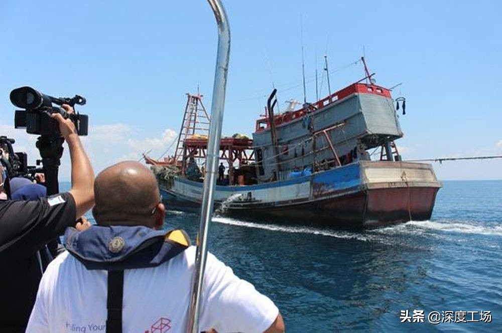 越南渔船炸弹袭击马来西亚海警船，大马力猛烈撞击：突击步枪开火