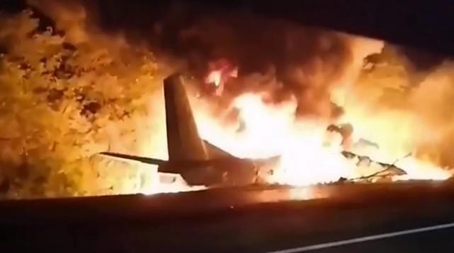 乌克兰军机坠毁近30人死伤，陷入多重困境，亲美付出沉重代价