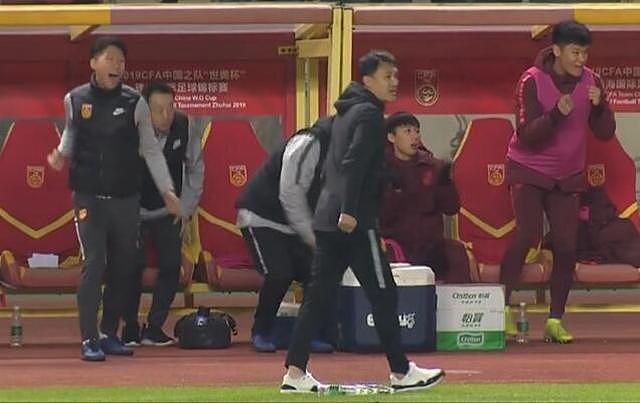 脚后跟助攻，中国队进球，替补席欣喜若狂！但8分钟后，全场沉寂