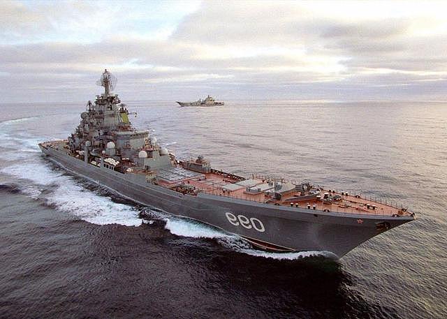 俄国武库舰来了：23000吨，500枚导弹，核动力，力压055大驱