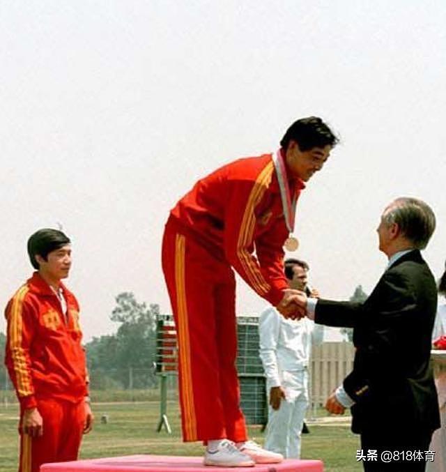 许海峰84奥运没准备夺冠,领奖服都忘带,找人借裤子白球鞋参加颁奖