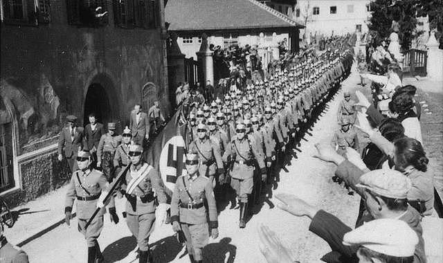 老照片再现希特勒入侵奥地利真实场景，奥地利人走上街头举旗欢迎