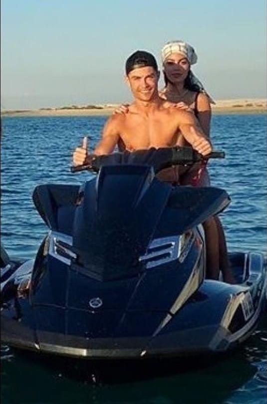 C罗迪拜包豪华游艇度假！与乔治娜骑摩托艇戏水，迷你罗开迷你摩托