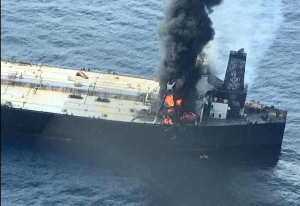印度超级油轮燃大火，27万吨石油恐泄露，中国造护卫舰紧急救援