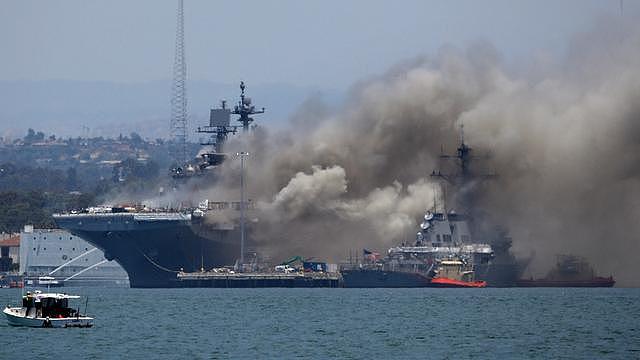 噩耗！美军又一艘攻击舰发生火灾！俄罗斯人：美军野心或就此沉没