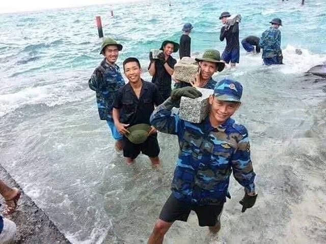 越南累吐血建造2个人工岛，遭台风吹跑：现在人力扛石头填海
