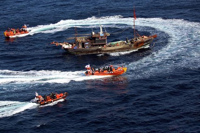 南海突发冲突，越南渔船主动开火遭痛击，马来西亚海警船直接开火