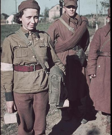 实拍刚沦陷的波兰：希特勒前线慰问，被俘护士，小孩对着镜头微笑