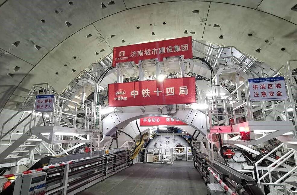国之重器助力基建，万里黄河第一隧成功贯通，国际网友送来了祝贺