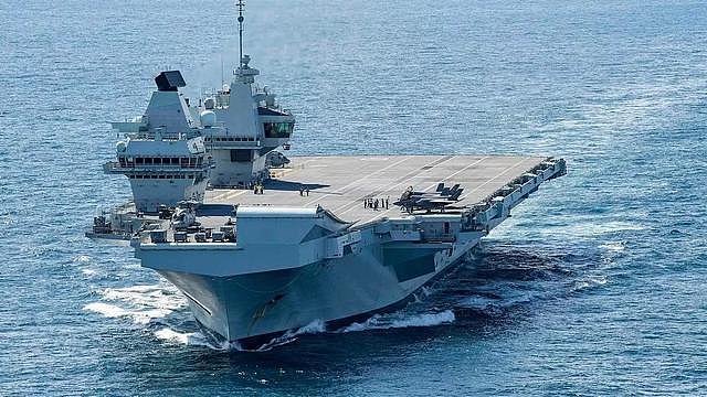 英军刚宣布将航母派往南海，现又要有新动作，英国人：小心成靶机