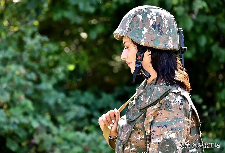 保家卫国女人拿起武器：亚美尼亚女兵进入战场，大批女兵发动冲锋