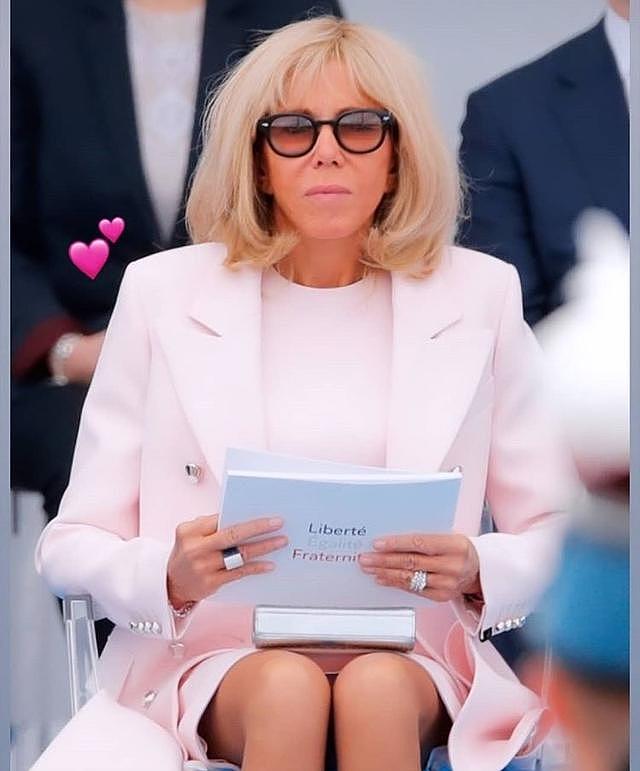 67岁法国总统夫人爱时髦，不是LV就是大钻戒，拍照时总故意露出它