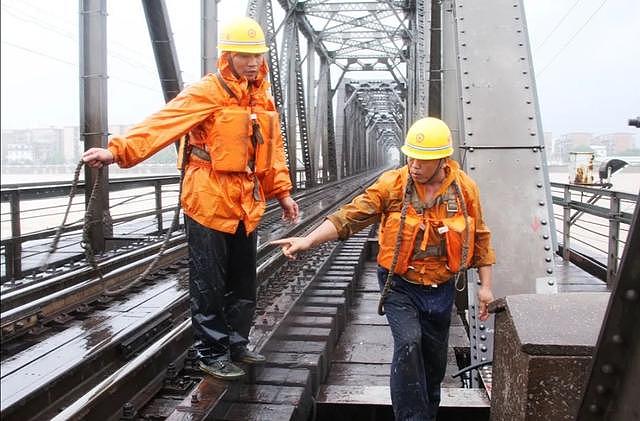 惊险！危机时刻安徽动用66节列车压桥防洪，5000吨重量不怕压垮吗