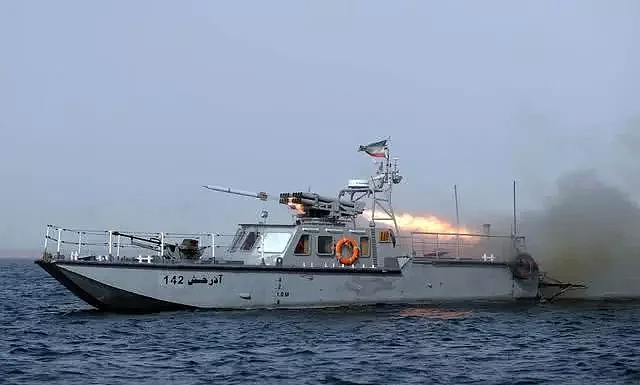伊朗军机突破美防卫，抵近侦察美航母，美不敢开火，提出明确抗议