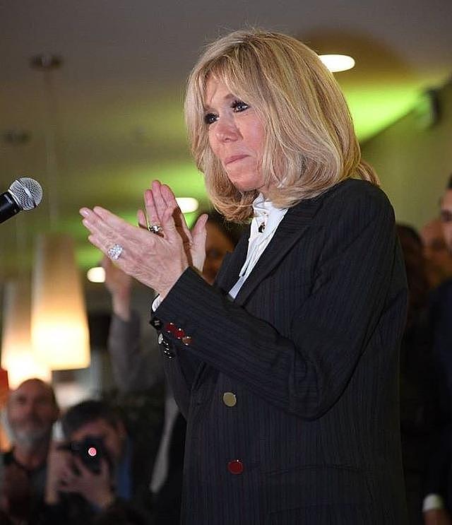 67岁法国总统夫人手戴一钻戒，穿啥都配它，拍照时有意无意秀出来