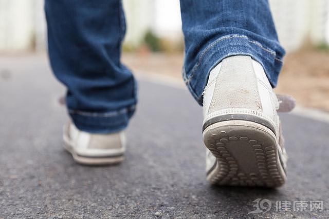 网红老人鞋竟成“坑老鞋”，85%批次检出致癌物，良心何在？