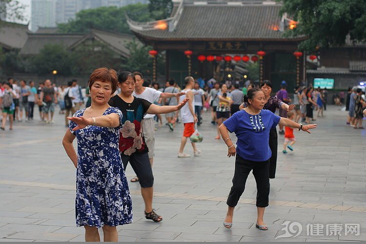 55岁老人腹泻发热，被确诊了艾滋病，平时很受广场舞女伴欢迎