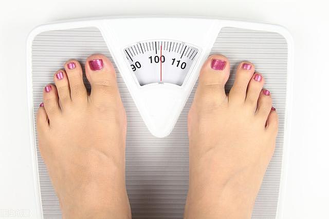 减肥不看体重，当身体出现这几个迹象，说明减肥初见成效