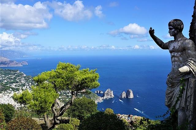 云旅游：意大利卡布里岛拥有绝美景色，色谱上的蓝，都在这里