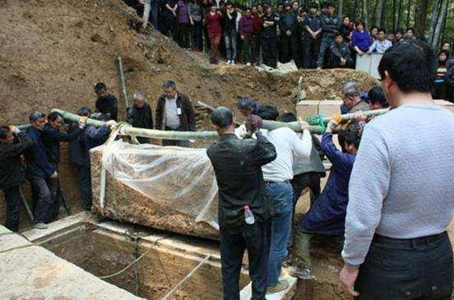浙江出土南宋丞相墓，重1500斤的金丝楠木巨棺，仅棺材就价值上亿