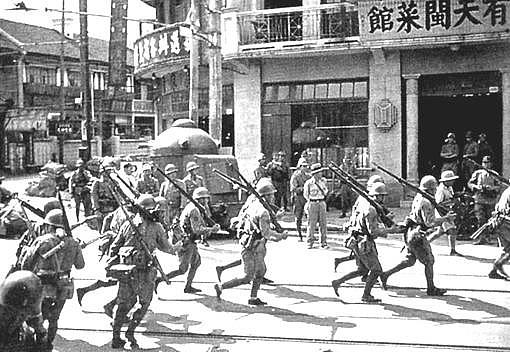 四百孤军坚守四行仓库，面对日军炮火，展现中国军人的脊梁