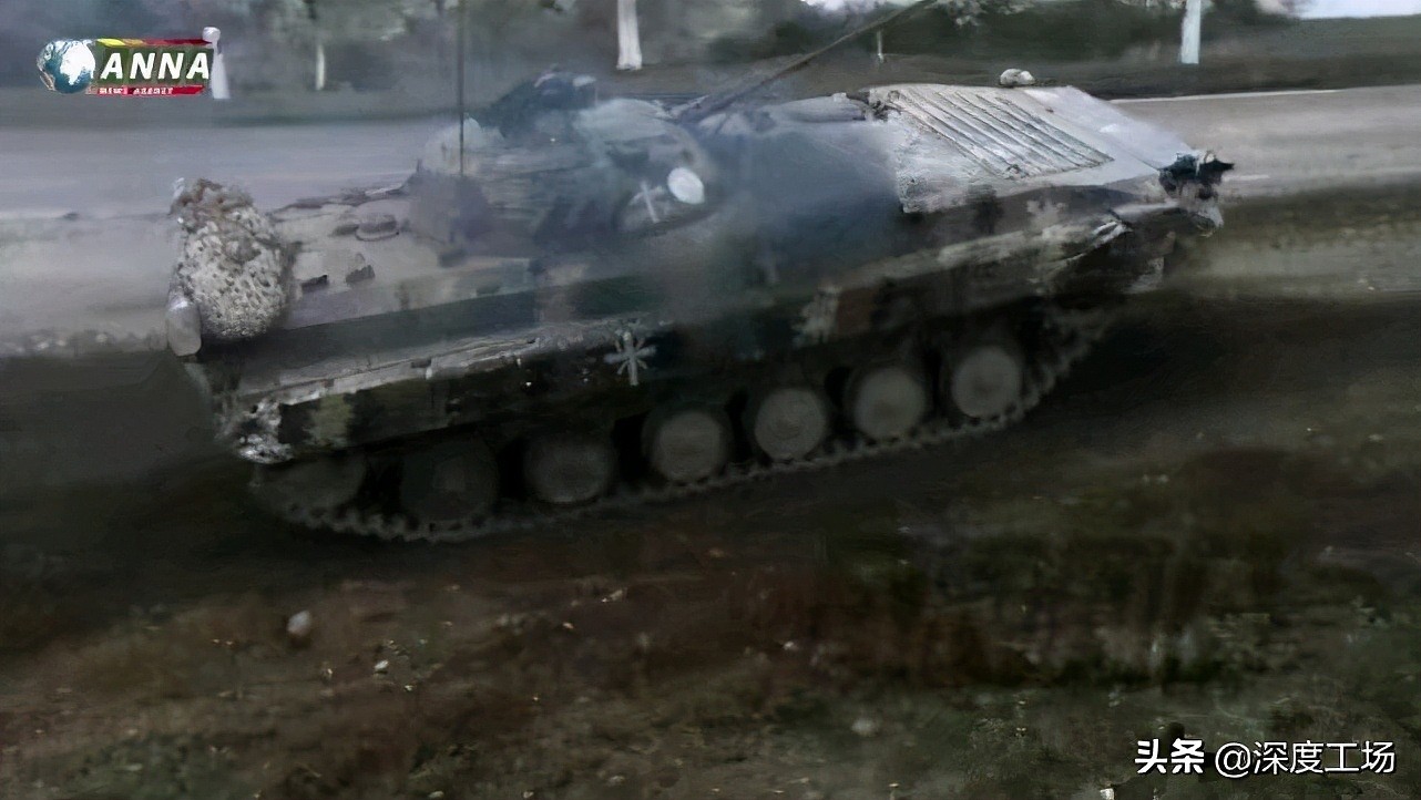 亚美尼亚打红眼了，跳出掩体猛烈扫射：100米外坦克剧烈爆炸